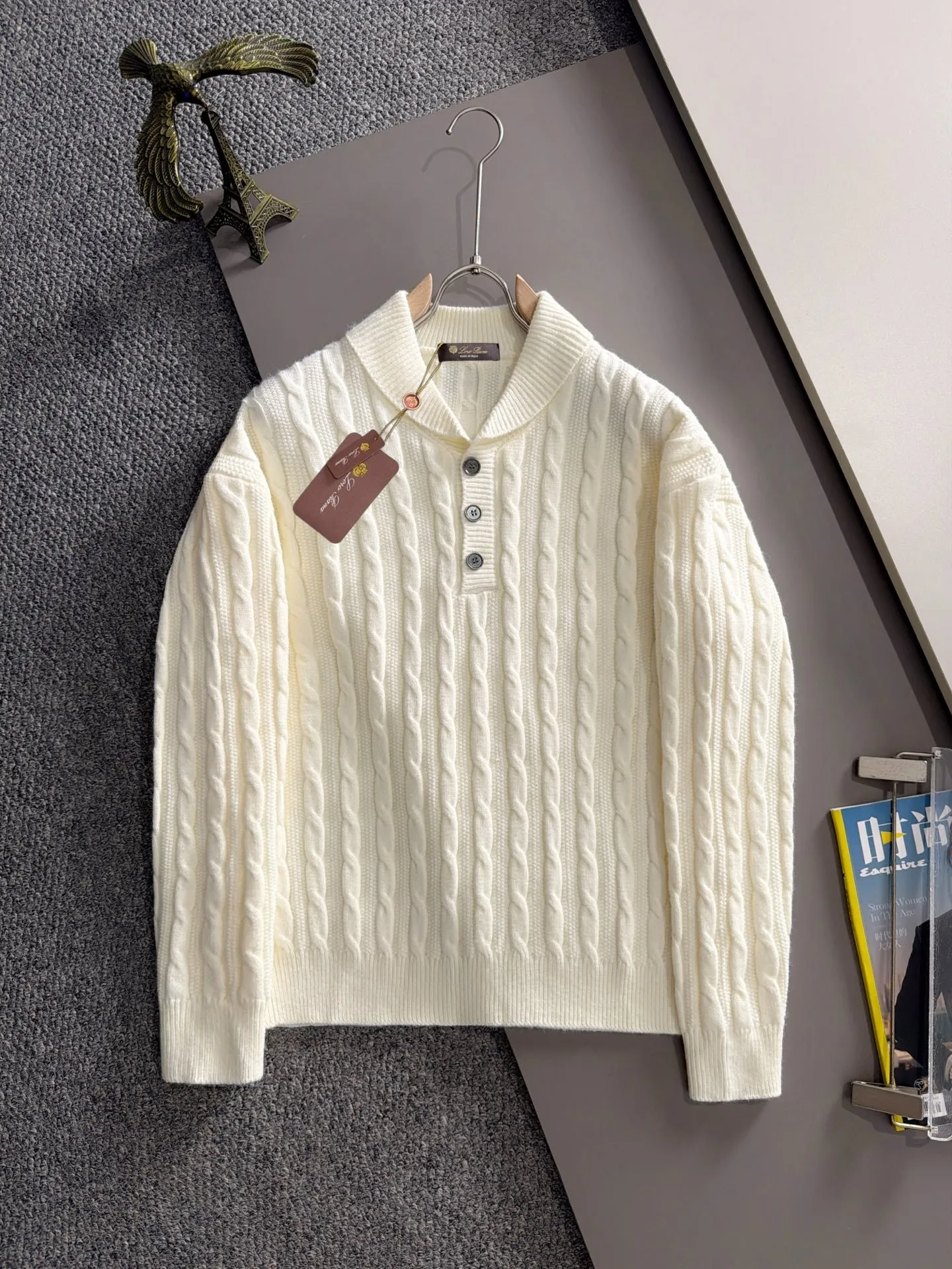 LP Loro Piana's latest sweaters from the official website for fall and winter 2026 are now on sale at the counter for Hot Sale! Specially made of wool blended fabric. It feels comfortable and can be directly in contact with the skin. The logo badge is exquisitely embroidered, which is extremely eye-catching! The details highlight the fashionable charm of big brands. Exquisite workmanship. Three-dimensional cutting style. The wearing effect is invincible and handsome! All three standards are complete! Sizes:M-3XL